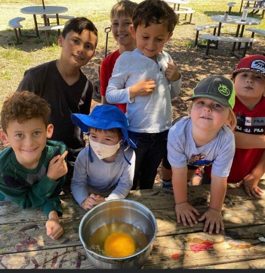 children eating 